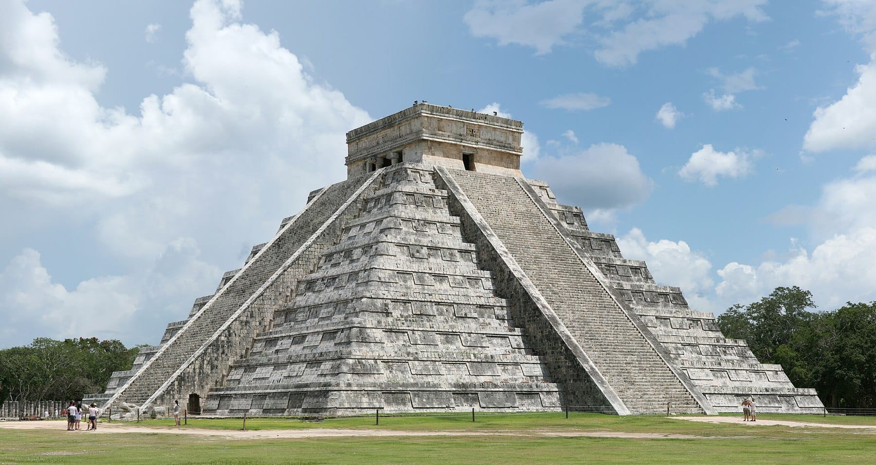 El Castillo, the pyramid of Kukulcรกn at Chichรฉn Itzรก, beneath a blue sky