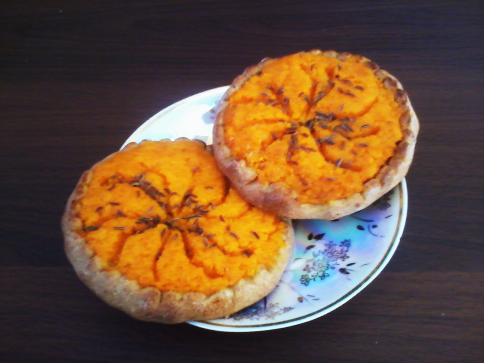 Sklandrauši, Latvian rye pastries filled with potato and carrot