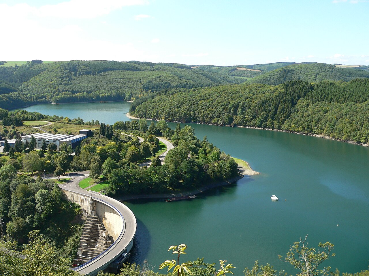 The dam at the Upper Sûre reservoir