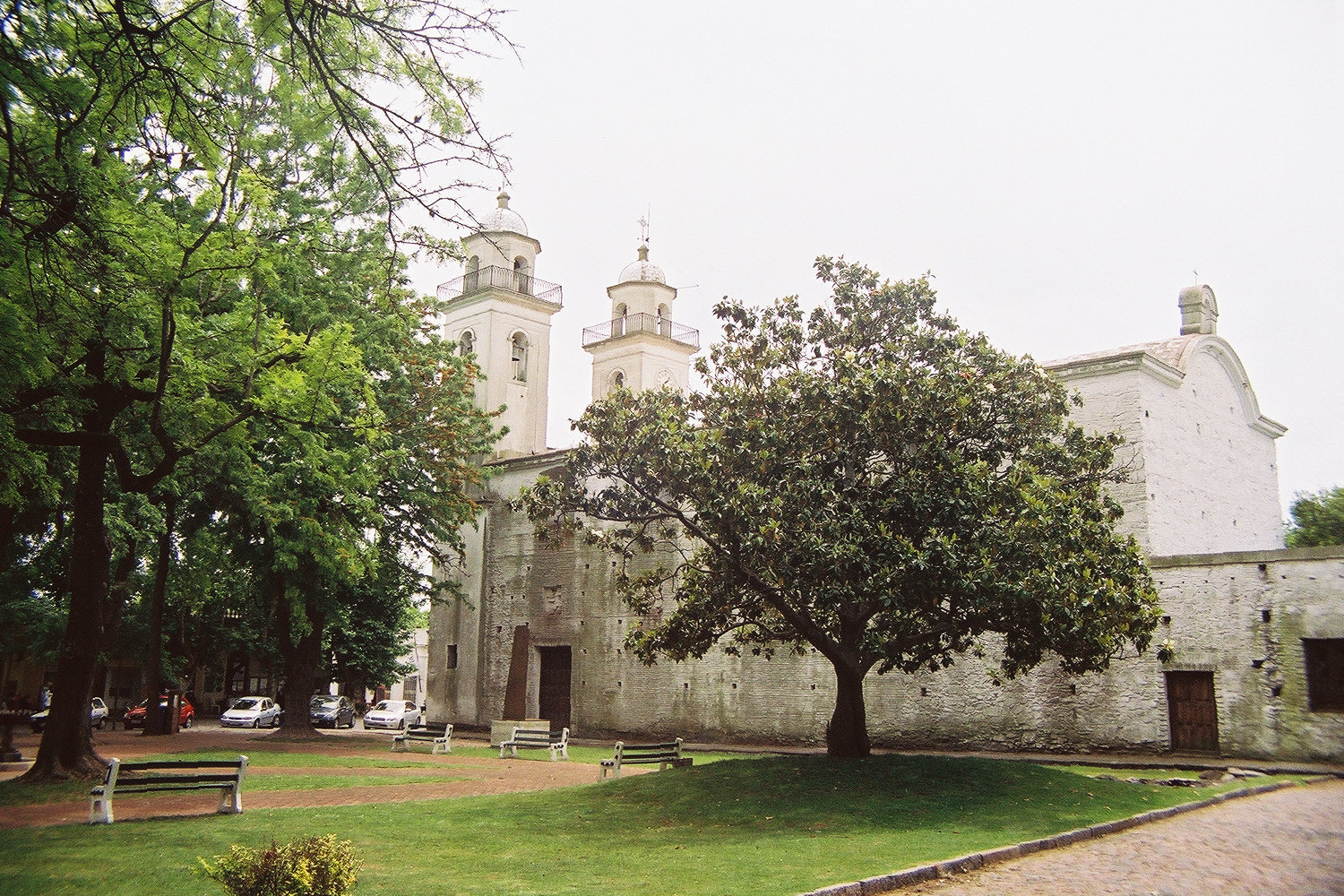The white twin towers and stone doorway of the Basilica del Santรญsimo Sacramento in Colonia del Sacramento