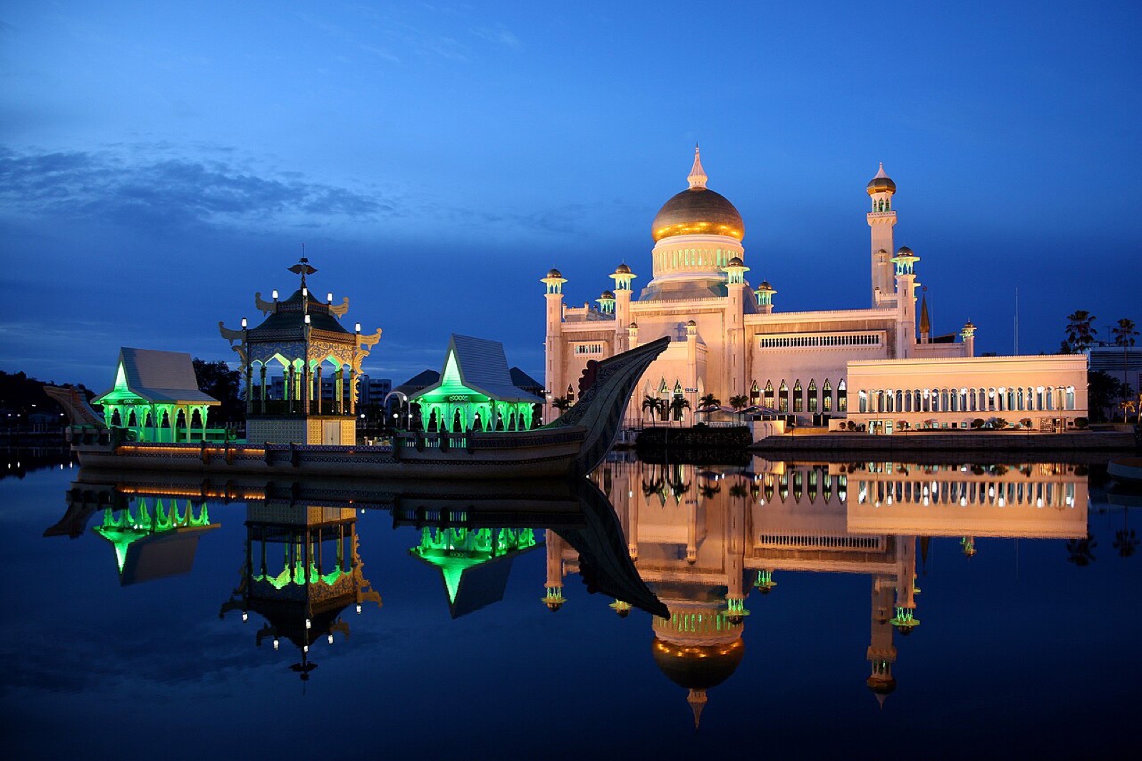 Sultan Omar Ali Saifuddien Mosque at dusk in Brunei