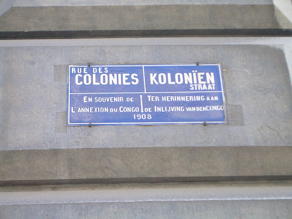 A French and Dutch street sign for Rue des Colonies in Brussels