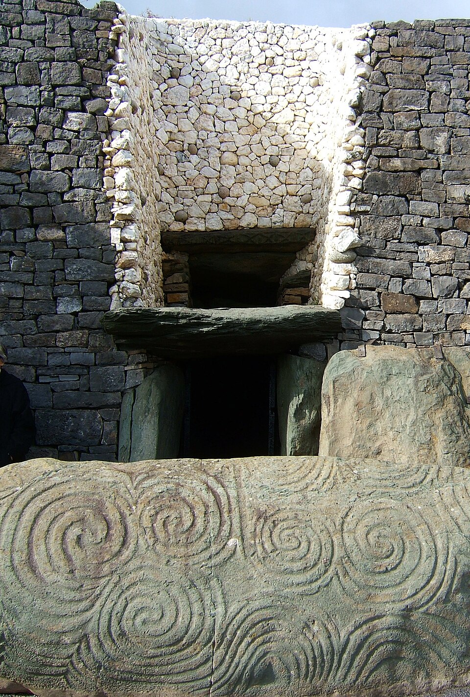 The entrance and carved kerbstone of the Newgrange passage tomb