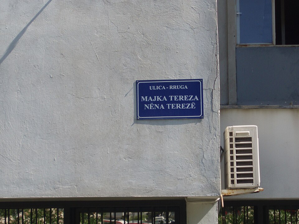 A bilingual Albanian and Montenegrin street sign in Ulcinj