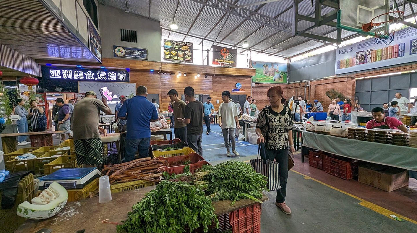 People at El Bosque market in Caracas, Venezuela