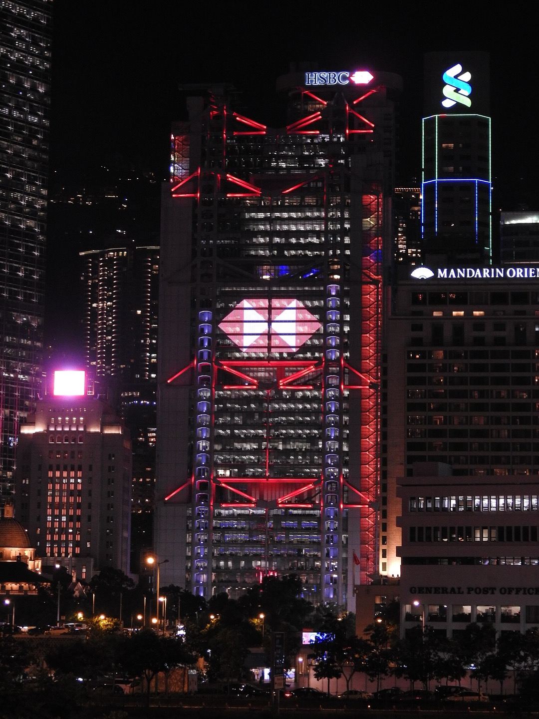 The HSBC building in Hong Kong at night