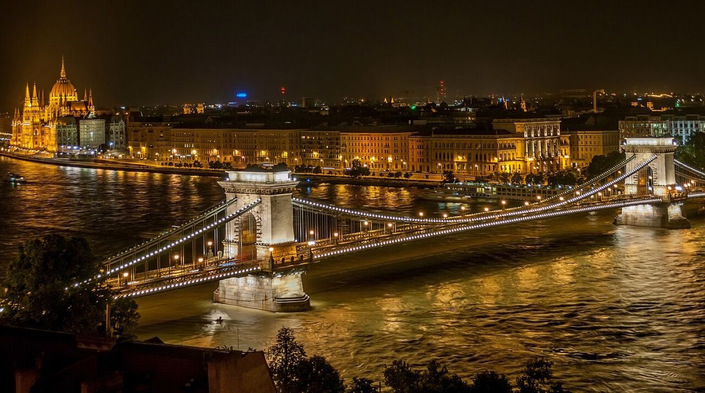 The Chain Bridge in Budapest at night