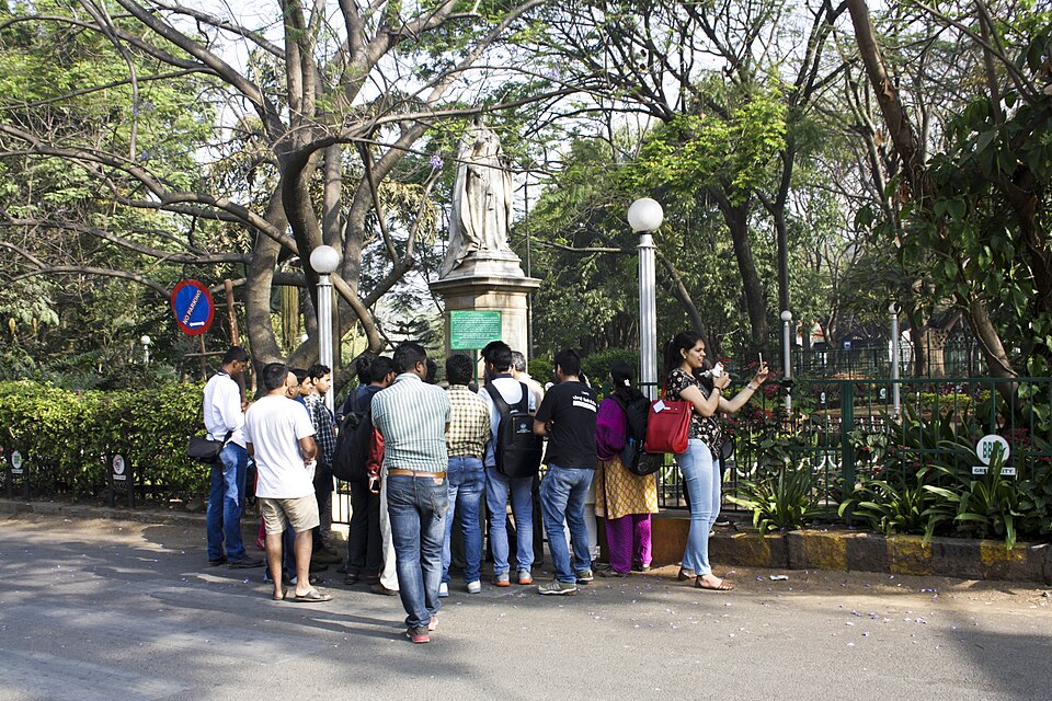 A group on a field trip in Cubbon Park, Bengaluru