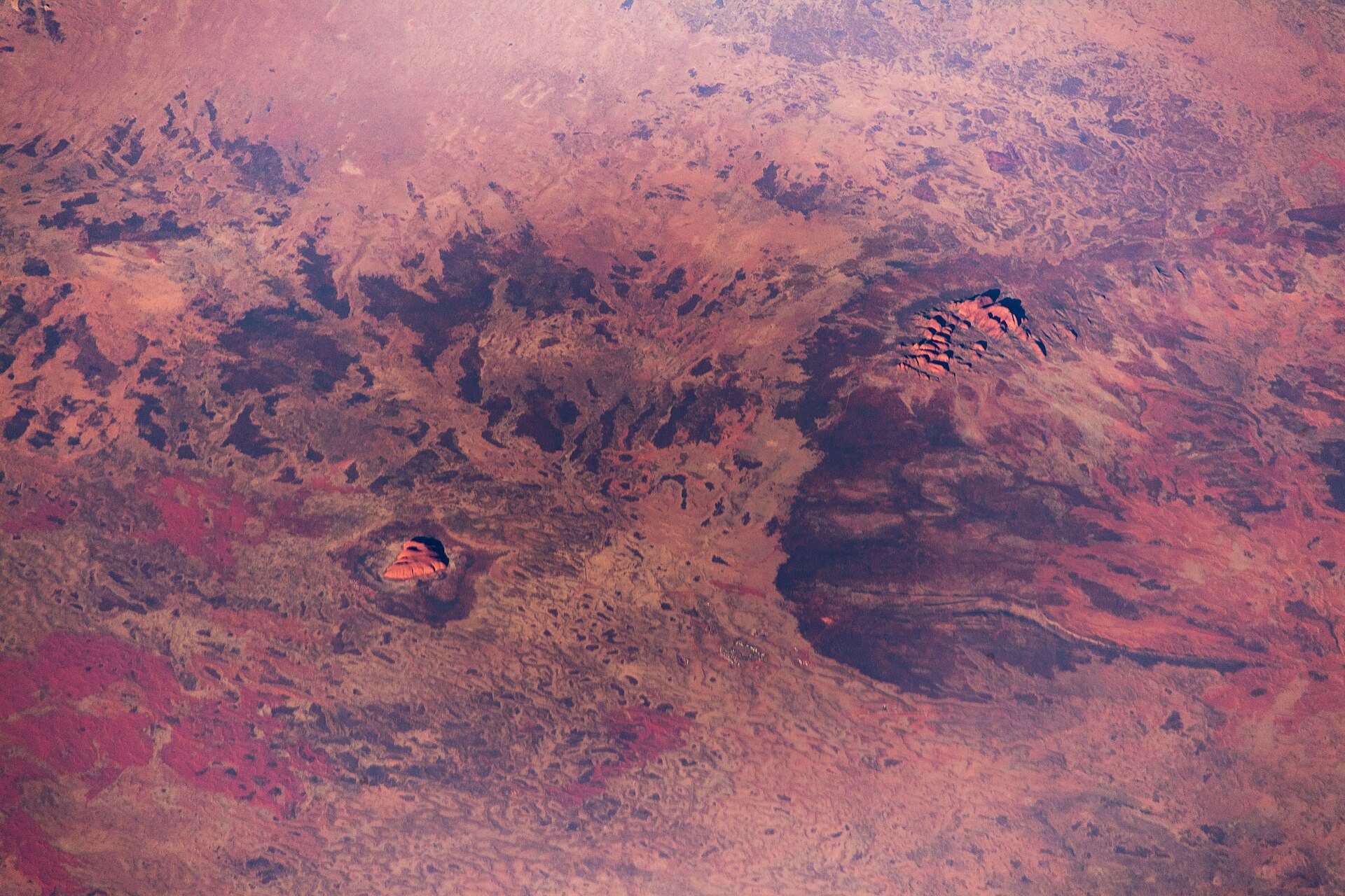 Red desert country around Uluru and Kata Tjuṯa in central Australia