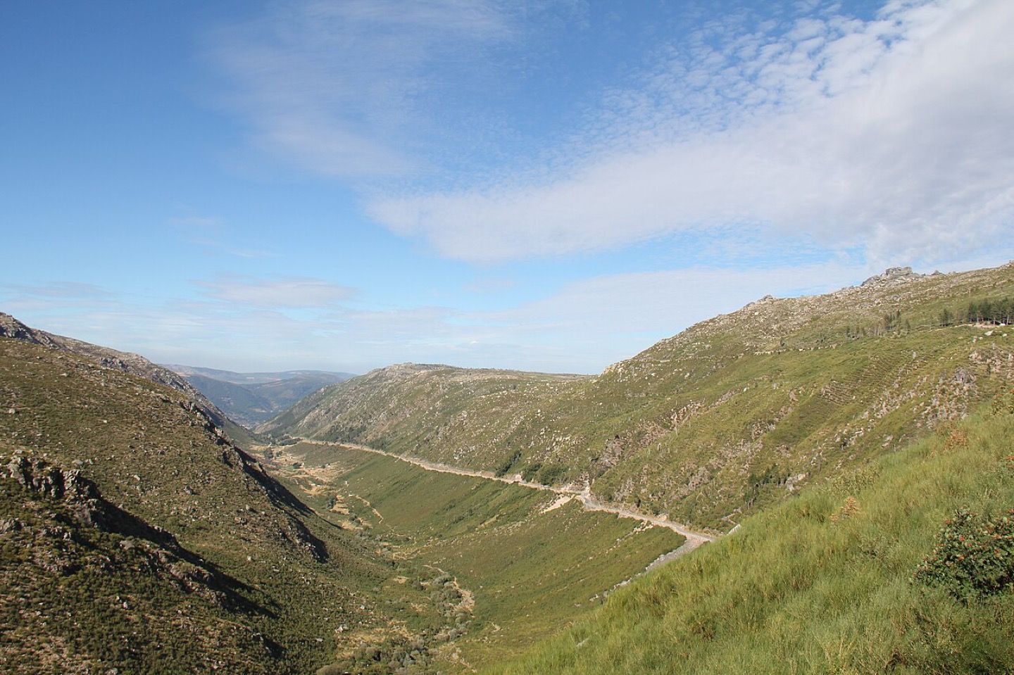 The glacial valley of the Zêzere cutting through the Serra da Estrela