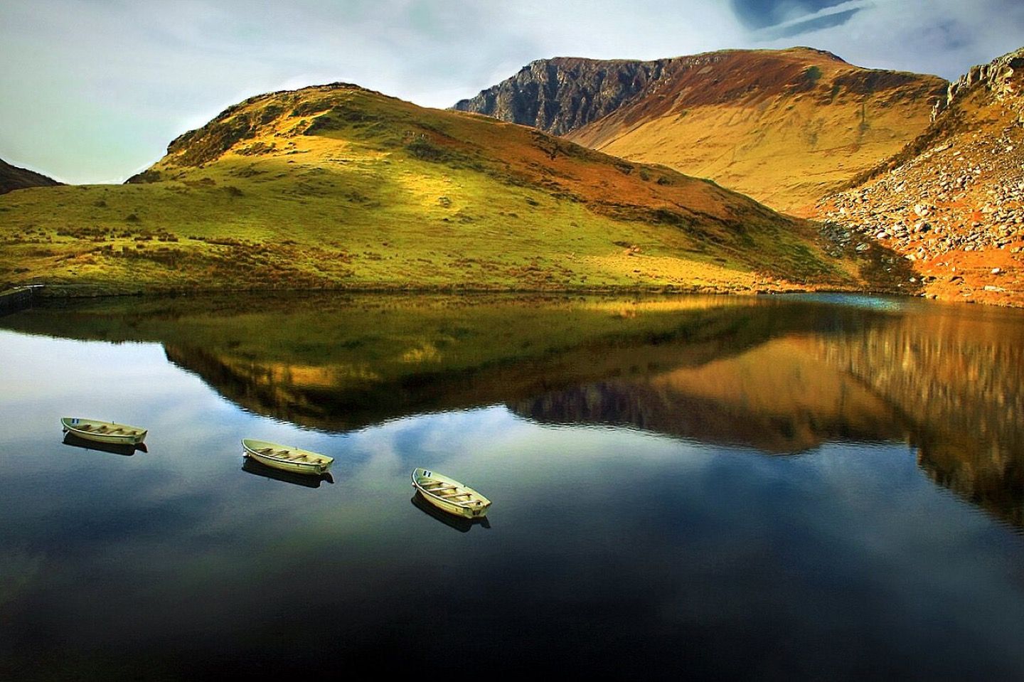 Llyn y Dywarchen in Eryri