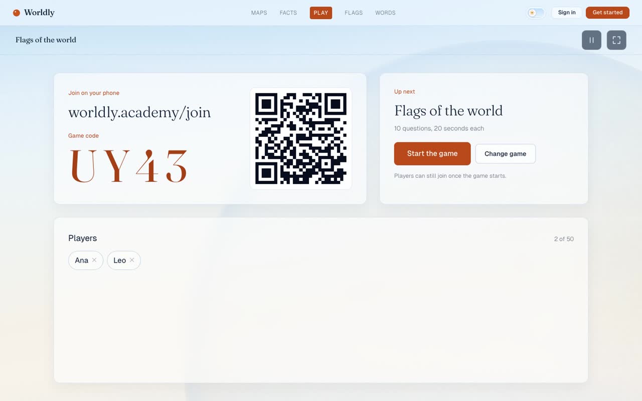 The host screen with room code UY43, a QR code and two players joined